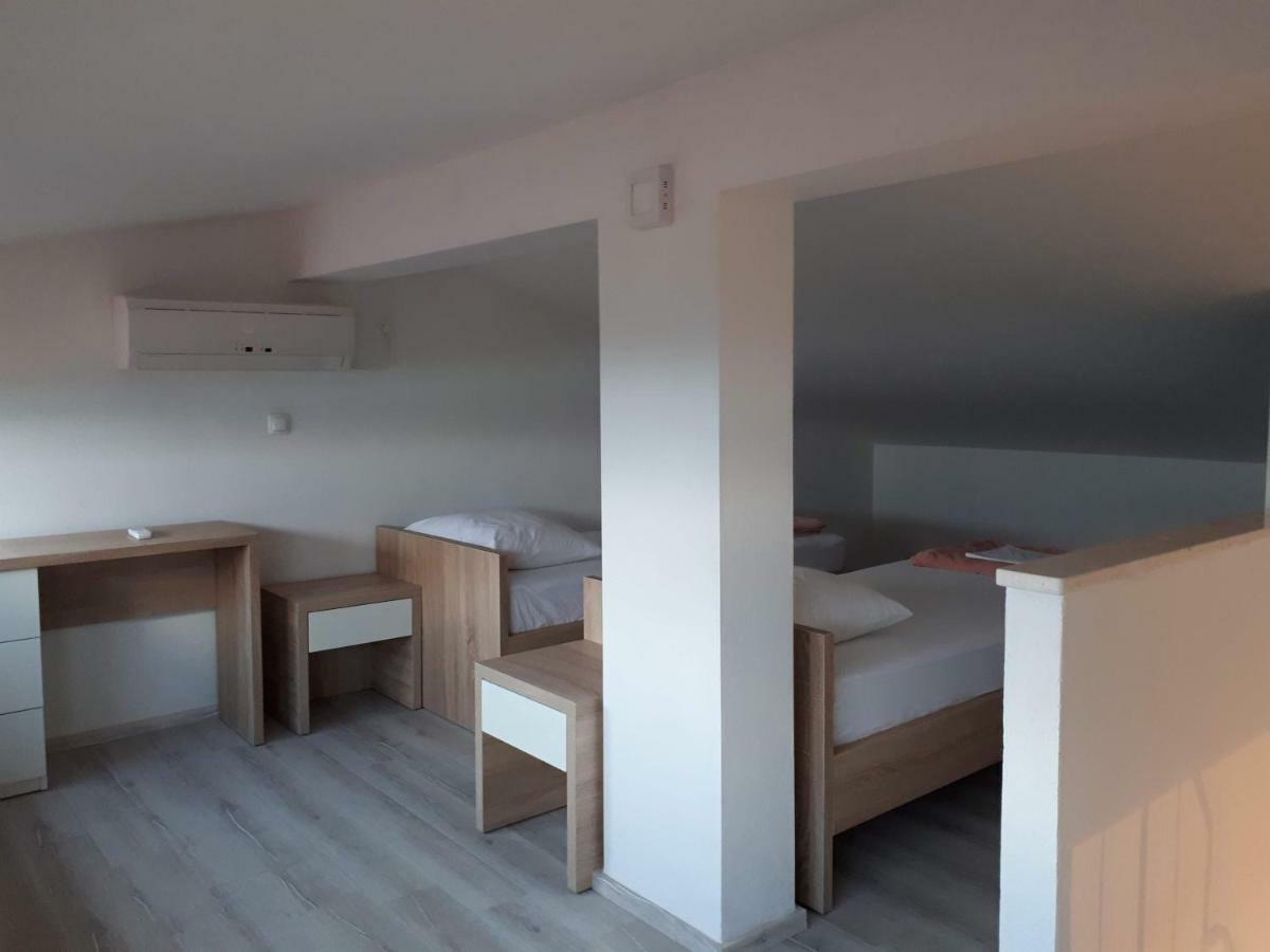 Apartmani Simic สตารีกราด-ปาเคลนีซา ภายนอก รูปภาพ